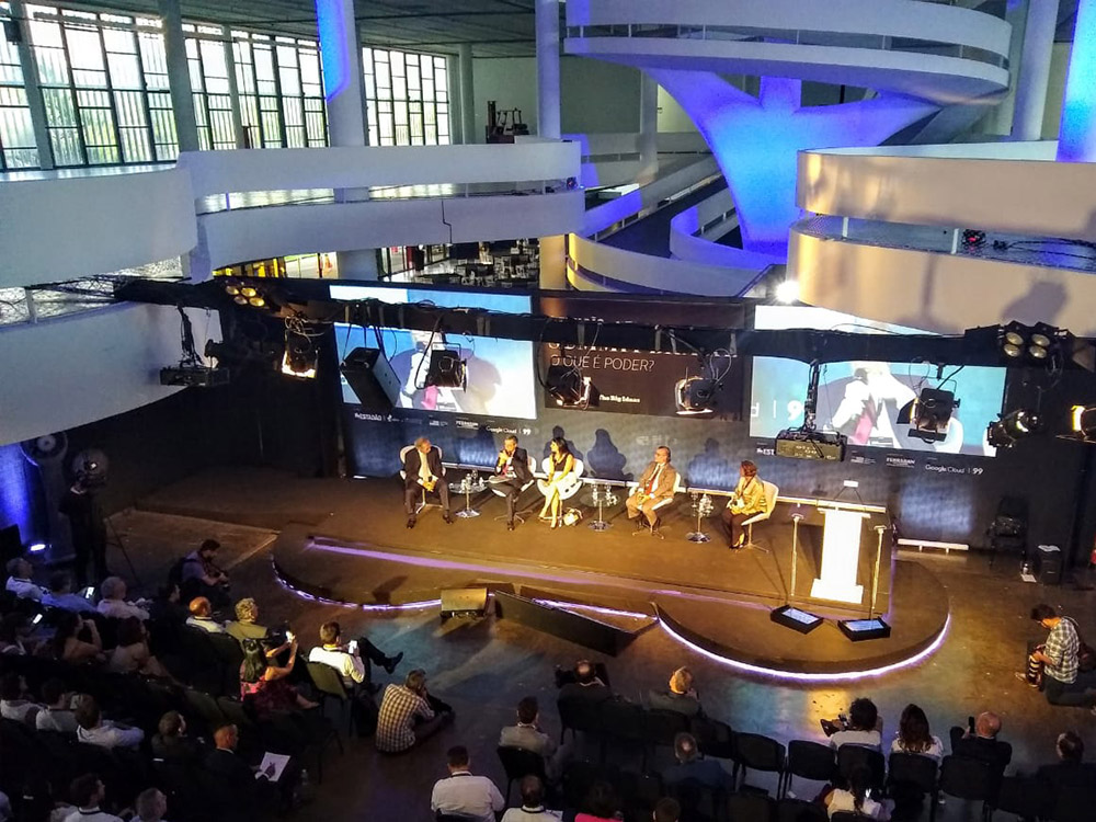 Palco de convenção com tradução simultânea